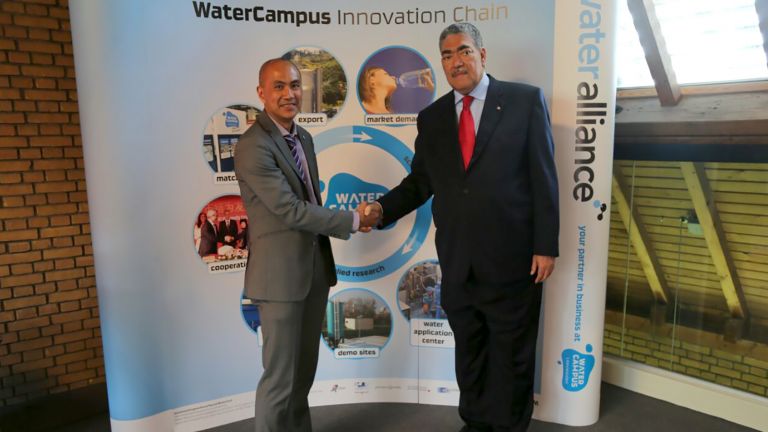 Miguel Mejía junto a un representante de Representantes de Water Alliance en Países Bajos 