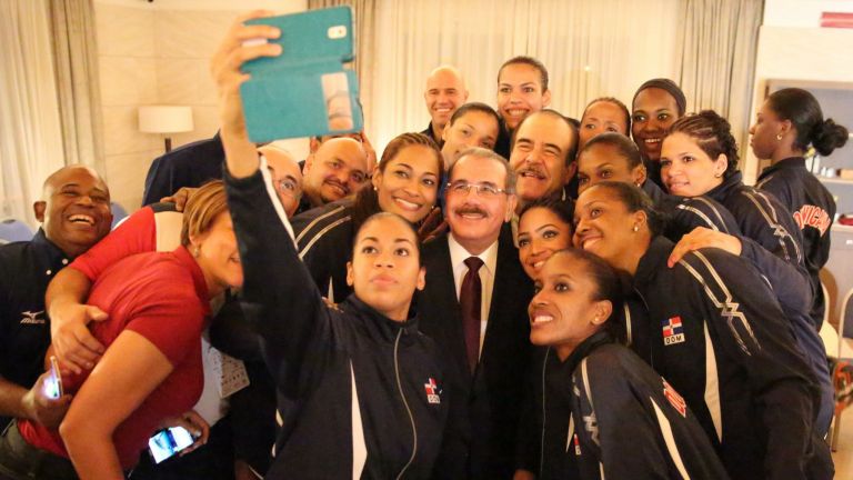 Ganadoras medalla de plata: Danilo felicita a la Selección Nacional de Voleibol Femenino