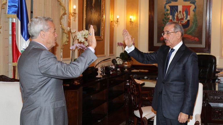 Presidente Danilo Medina juraamenta a Nelson Toca Simó