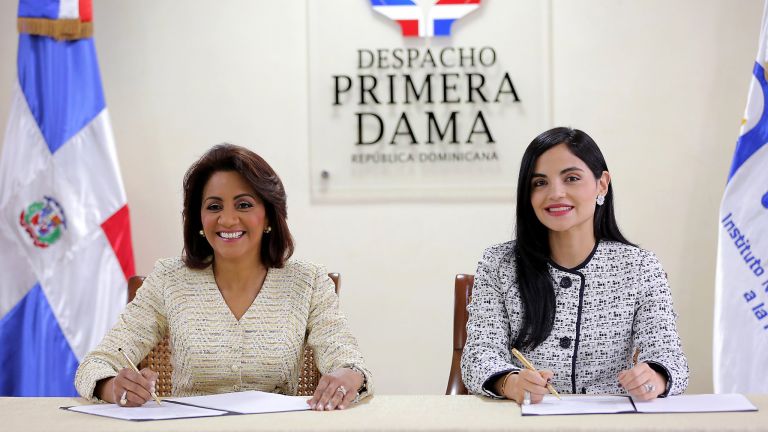Primera Dama Candida Montilla de Medina y la directora del INAIPI, Berlinesa Franco