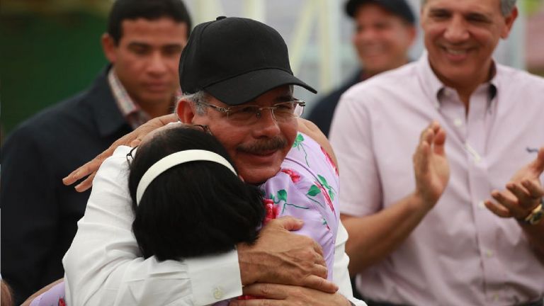Danilo Medina abraza a mujer campesina  