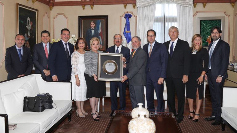 ADOCEM entrega reconocimiento al presidente Danilo Medina