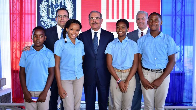 Presidente Danilo Medina junto a estudiantes de la Revolución Educativa