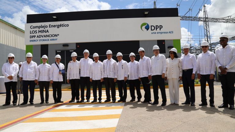 Presidente Danilo Medina junto a ejecutivos de AES Dominicana y de la CDEEE