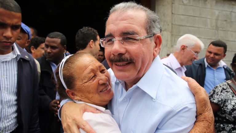 Presidente Danilo Medina saluda a una ciudadana
