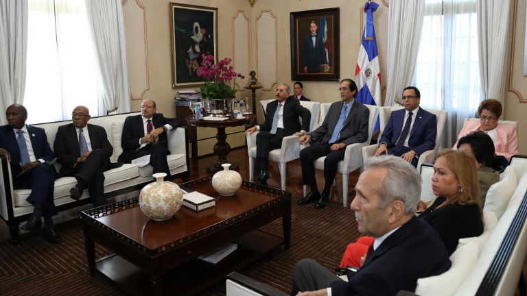 Danilo Medina se reúne con sector educación 