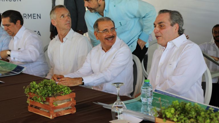 Danilo Medina conversando con Abraham Hazoury