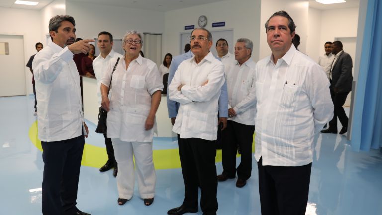 Danilo visita el nuevo Hospital International Medical Group