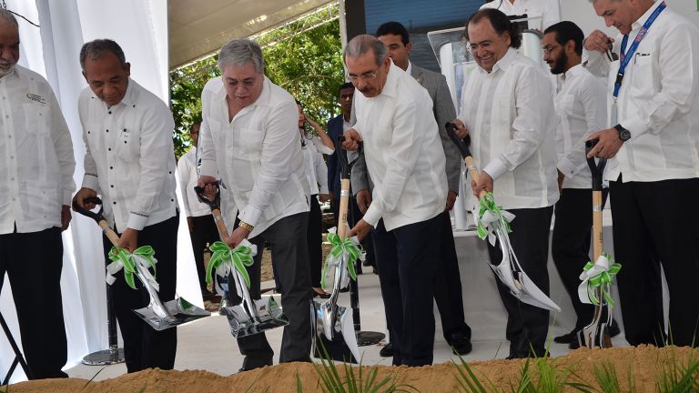 Danilo Medina da primer palazo construcción parque eólico Los Guzmancitos en Puerto Plata