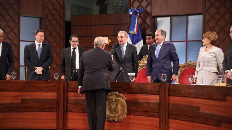 Danilo Medina saluda a los aspirantes 