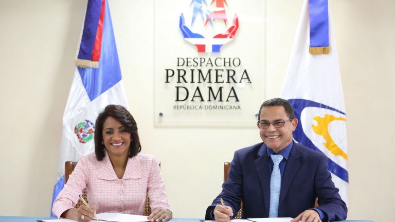 La primera dama, Cándida Montilla de Medina y el director general del INFOTEP, Rafael Ovalles durante firma de acuerdo.