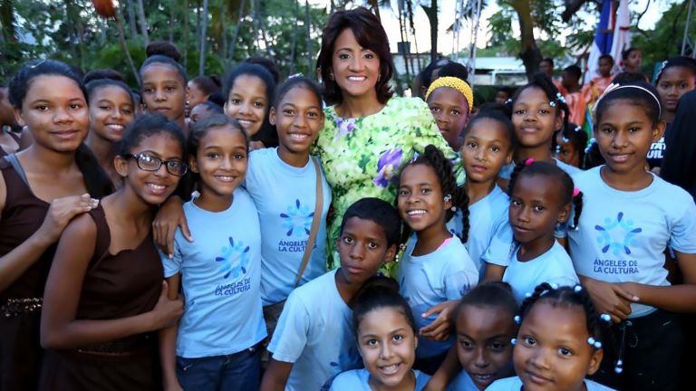 Primera Dama Cándida Montilla de Medina junto a niños programa Ángeles de la Cultura 