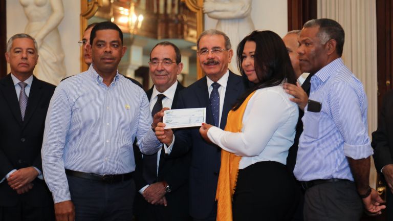 Danilo Medina entregando fondos a una de las 30 organizaciones rurales del país.