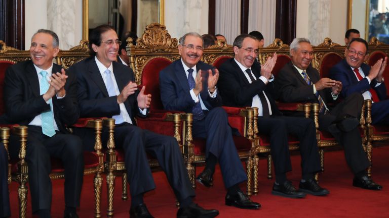 Presidente Danilo Medina junto a funcionarios de gobierno.