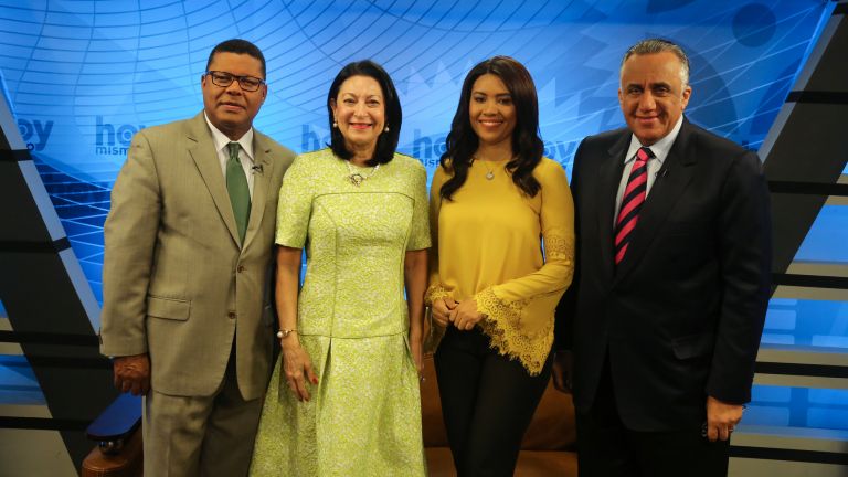 Rosa Rita Álvarez junto al equipo de presentadores del programa Hoy Mismo.