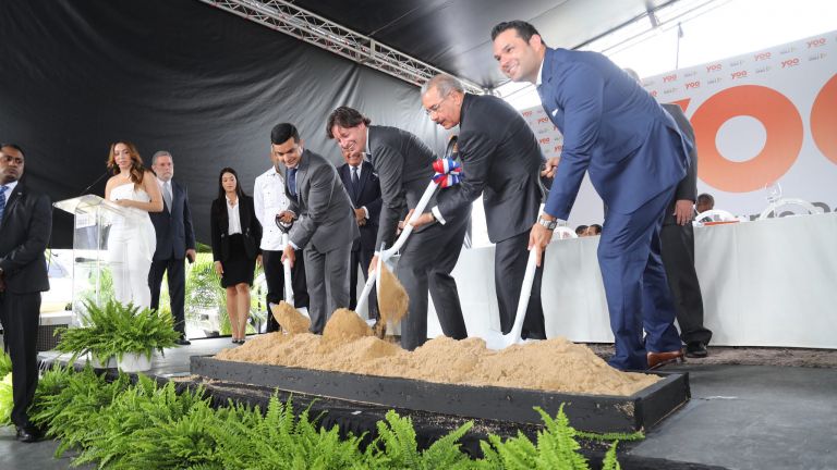 Presidente Danilo Medina junto a funcionarios Grupo Zagalo dan primer palazo construcción Yoo Santo Domingo