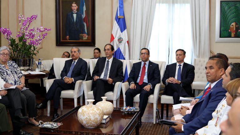 Presidente Danilo Medina y funcionarios durante reunión República Digital