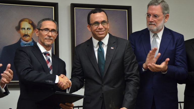 Ministro de Educación, Andrés Navarro y el director de la planta televisora, Ramón Tejeda Read al termino de la firma de acuerdo.