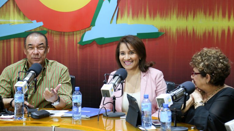 Zoraima Cuello mientras era entrevistada en el programa radial El Zol de la Tarde.