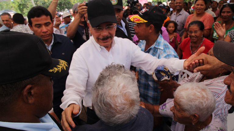 Presidente Danilo Medina saluda a municipes durante VS 178 a Cristóbal, Independencia.
