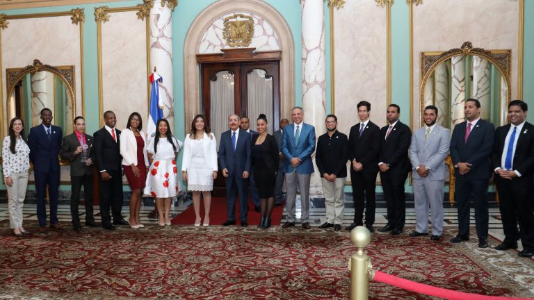 Presidente Danilo Medina junto a los ganadores del Premio Nacional de la Juventud 2017