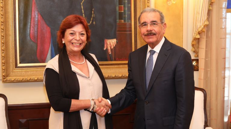 Danilo Medina saluda para la foto a la directora regional de UNICEF para América Latina y el Caribe, María Cristina Perceval.