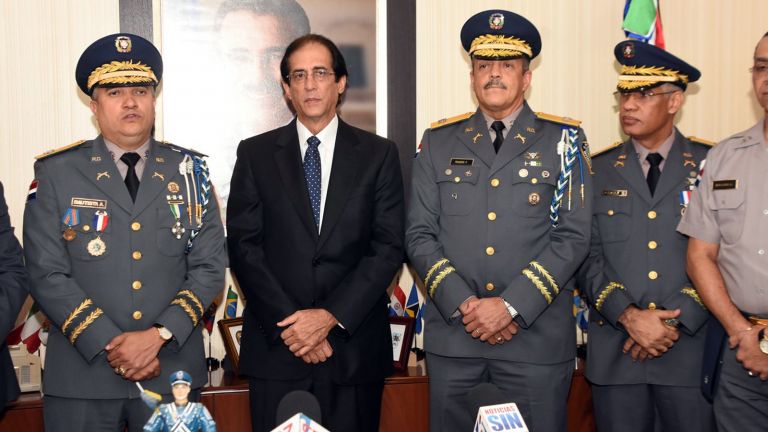 Gustavo Montalvo posesiona al nuevo director general de la Policía Nacional