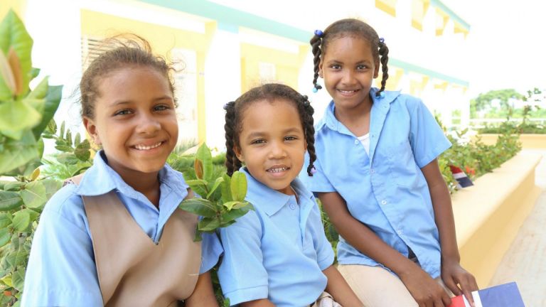 Danilo Medina entrega dos escuelas en Barahona y una estancia infantil en Pedernales