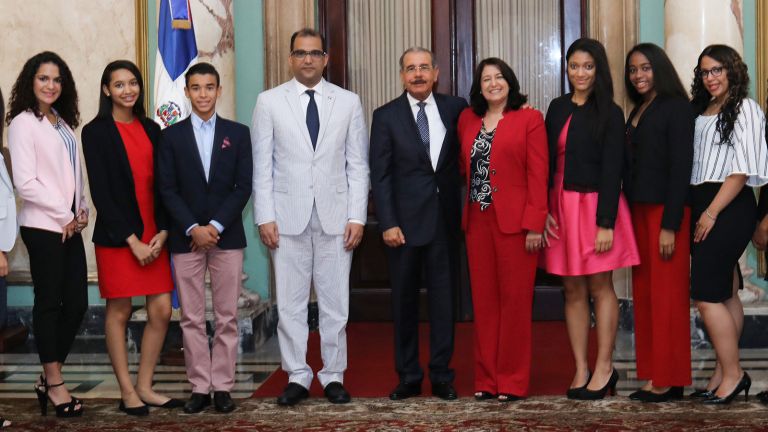 Estudiantes dominicanos meritorios en España y Danilo Medina posan para foto de recuerdo.