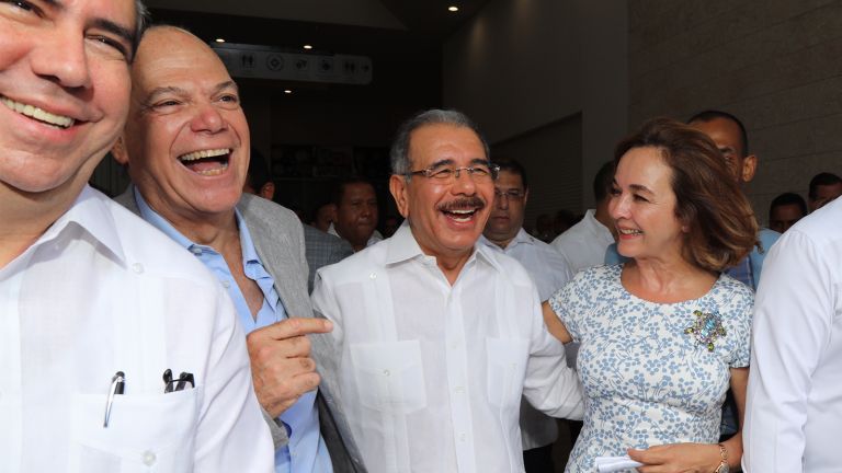 Danilo Medina durante recorrido en inauguración BlueMall Puntacana.