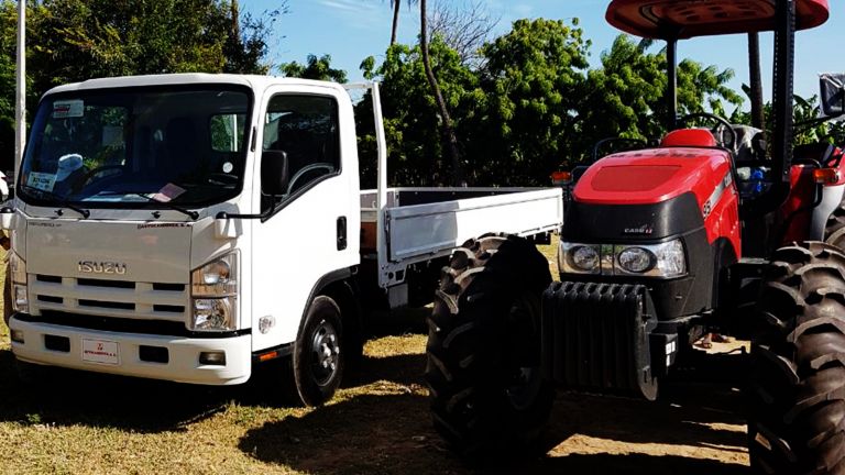 Productores de Cristóbal reciben tractor, camión y ayuda.
