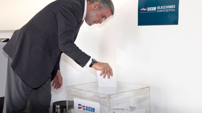 Roberto Rodríguez Marchena, director general de la DICOM, al momento de votar.