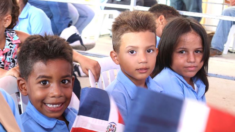 Los niños del Hogar La Tía, en Jaibón, Valverde, reciben con alegría moderna escuela 