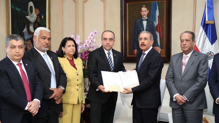 Presidente Danilo Medina se reúne con comisión estudia leyes Partidos Políticos y Régimen Electoral