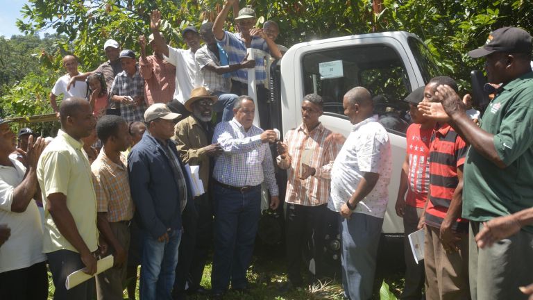 Productores de San Cristóbal reciben camión prometido en Visita Sorpresa