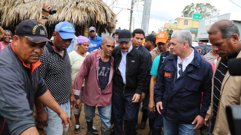 Danilo Medina recorre zonas afectadas por huracán María; escucha a la gente e instruye soluciones
