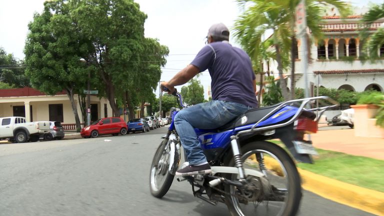 Hombre conduciendo motocicleta en Santo Domingo.