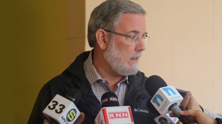 Danilo Medina pendiente en todo momento del Palacio Nacional del paso del huracán María