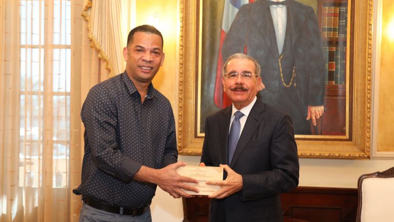 Limpiabotas motoconchista diez veces campeón mundial de dominó visita a Danilo Medina