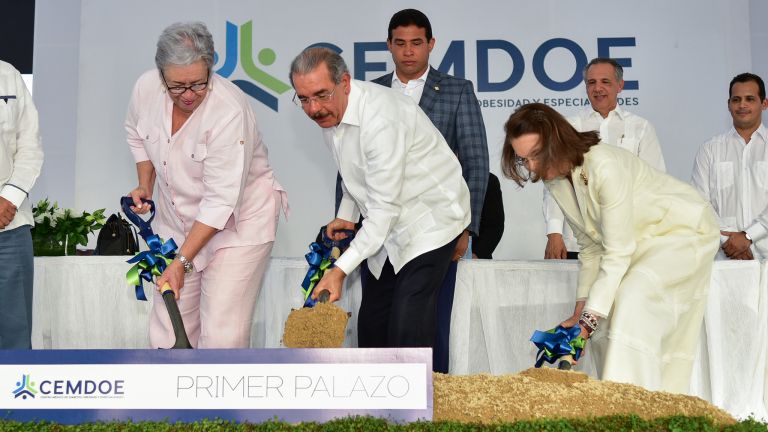 Más apoyo para diabéticos; Danilo da primer picazo construcción del centro médico CEMDOE