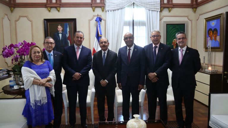 Presidente Danilo Medina recibe comitiva de la Asociación Dominicana de Zonas Francas
