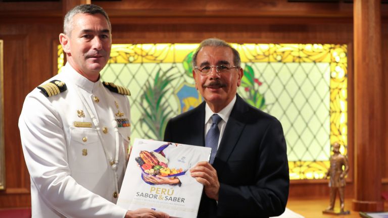 Danilo Medina visita el buque de la Armada Peruana. Se fortalecen vínculos entre ambos países