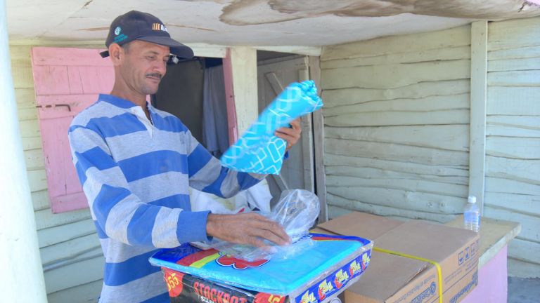 En Palo Verde, Montecristi, afectados por inundaciones reciben apoyo del Gobierno