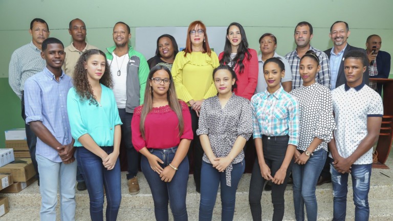 Jóvenes de El Seibo reciben computadoras del Despacho Primera Dama en apoyo a República Digital 