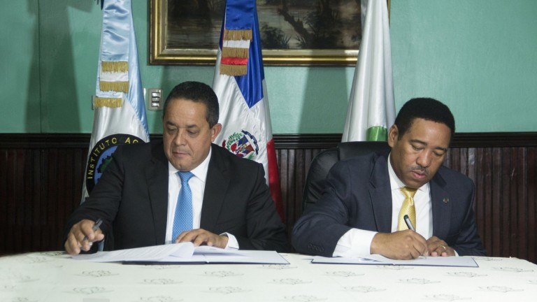 Emilio Toribio Olivo y Nicolás Calderón, en firma de acuerdo