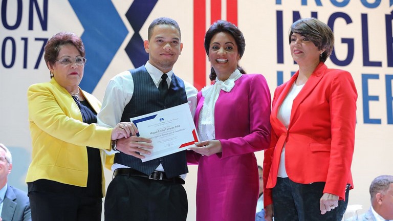 Más de 15 mil jóvenes se gradúan en Programa Inglés por Inmersión del MESCYT; Primera Dama asiste