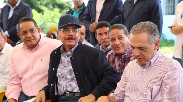 Presidente Danilo Medina, Emilio Toribio, director IAD y José Ramón Peralta, ministro Administrativo de la Presidencia durante una Visitas Sorpresa