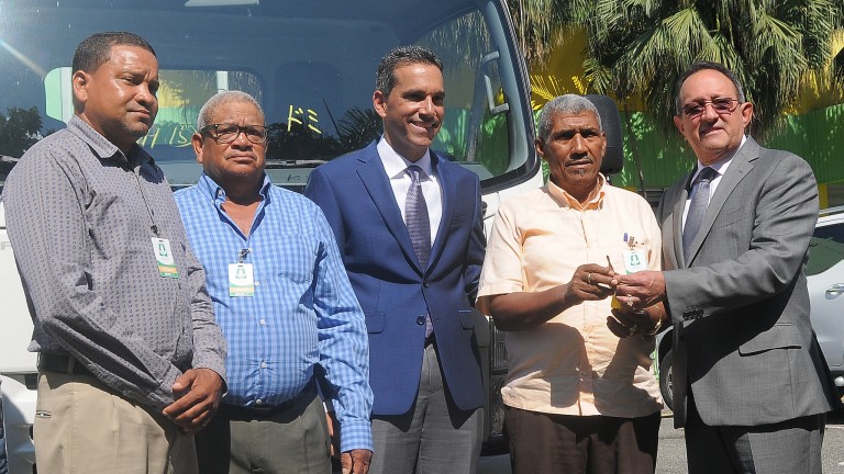 Gobierno sigue cumpliendo; productores de Los Ríos reciben moderno camión