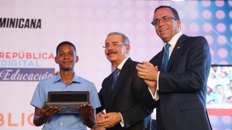 Gobierno da inicio a República Digital Educación, cientos de estudiantes reciben laptops