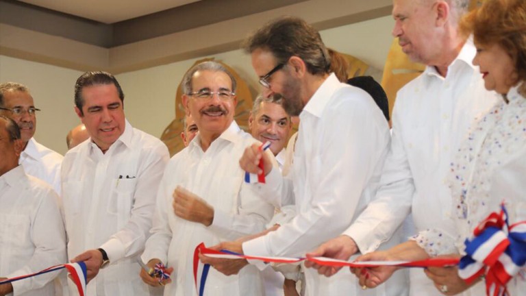 Danilo Medina junto a funcionarios e inversionitas durante corte cinta inauguración Hotel Emotions, Puerto Plata.